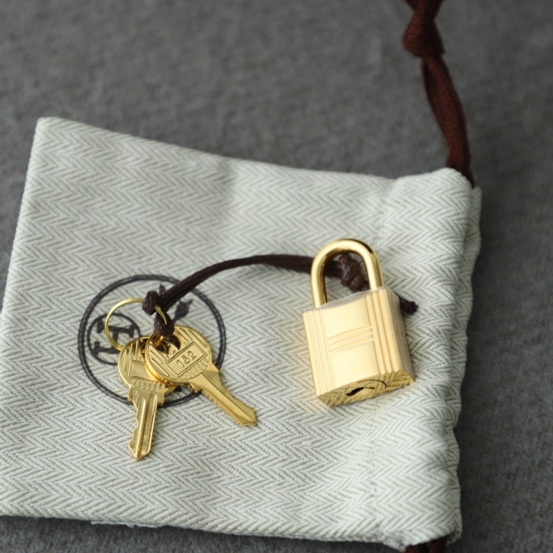 C37 GOLD Clemence Picotin Lock 18 With GHW