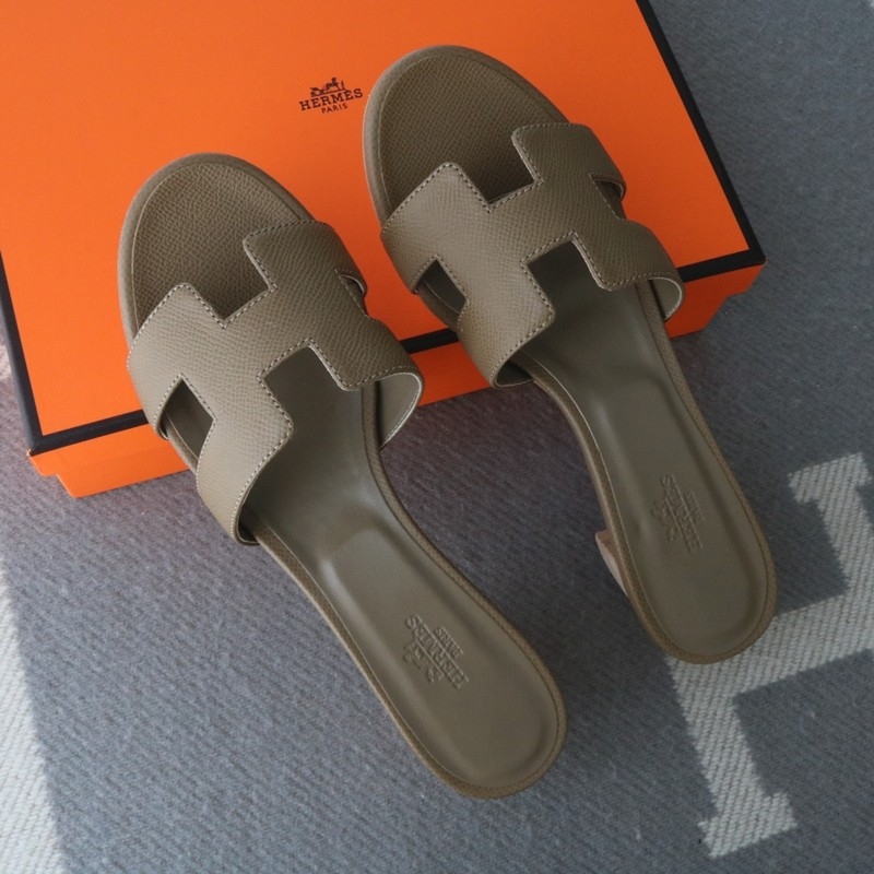 CK18 etoupe epsom oasis sandal size 39 with heel
