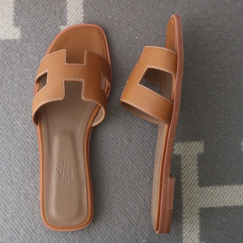 C37 Gold epsom oran sandal flat