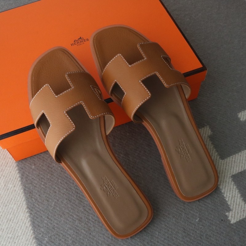 C37 Gold epsom oran sandal flat